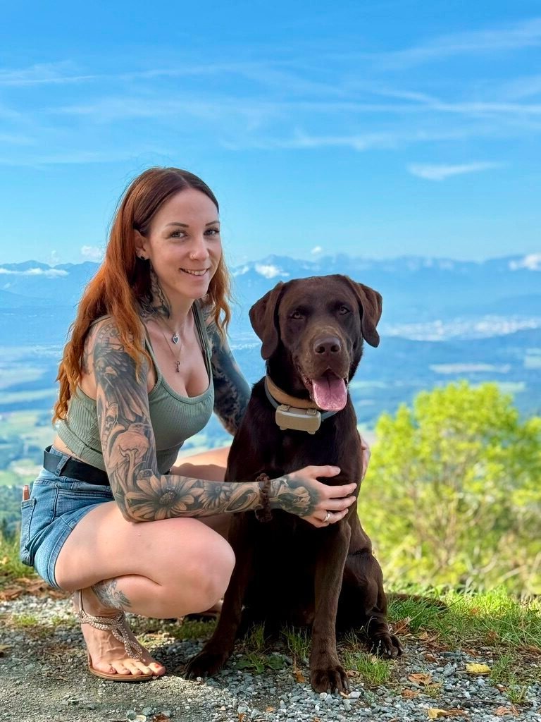 Hundetrainerin mit Hund beim Training in Klagenfurt