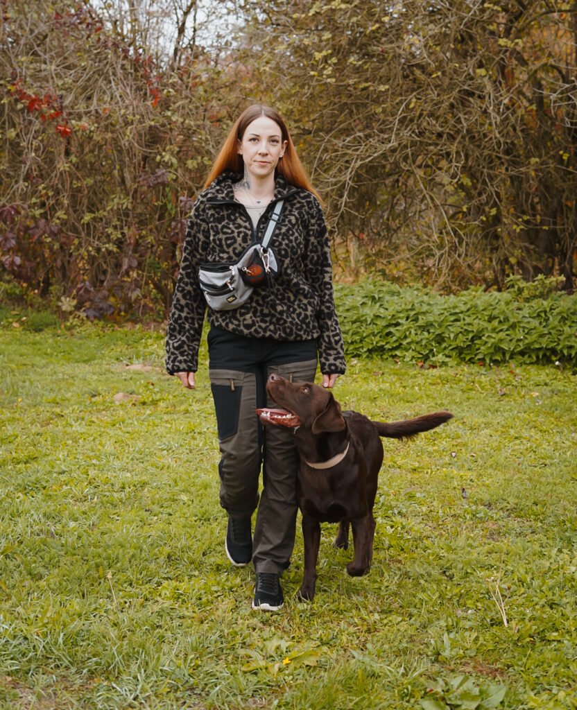 Natascha Kelz trainiert mit ihrem Hund Aaron beim gemeinsamen Gehen