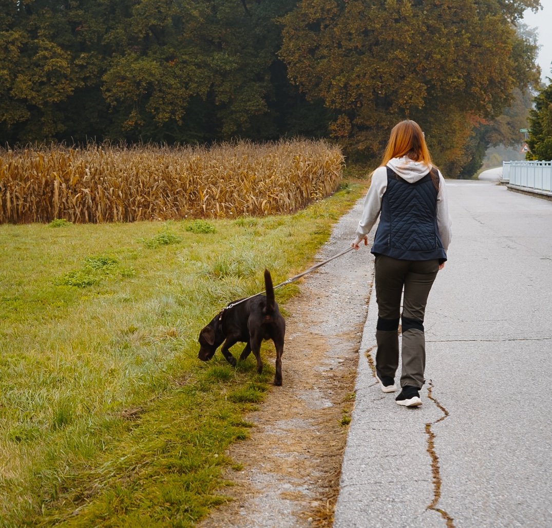 Hundetrainerin Natascha Kelz geht mit Hund Aaron spazieren
